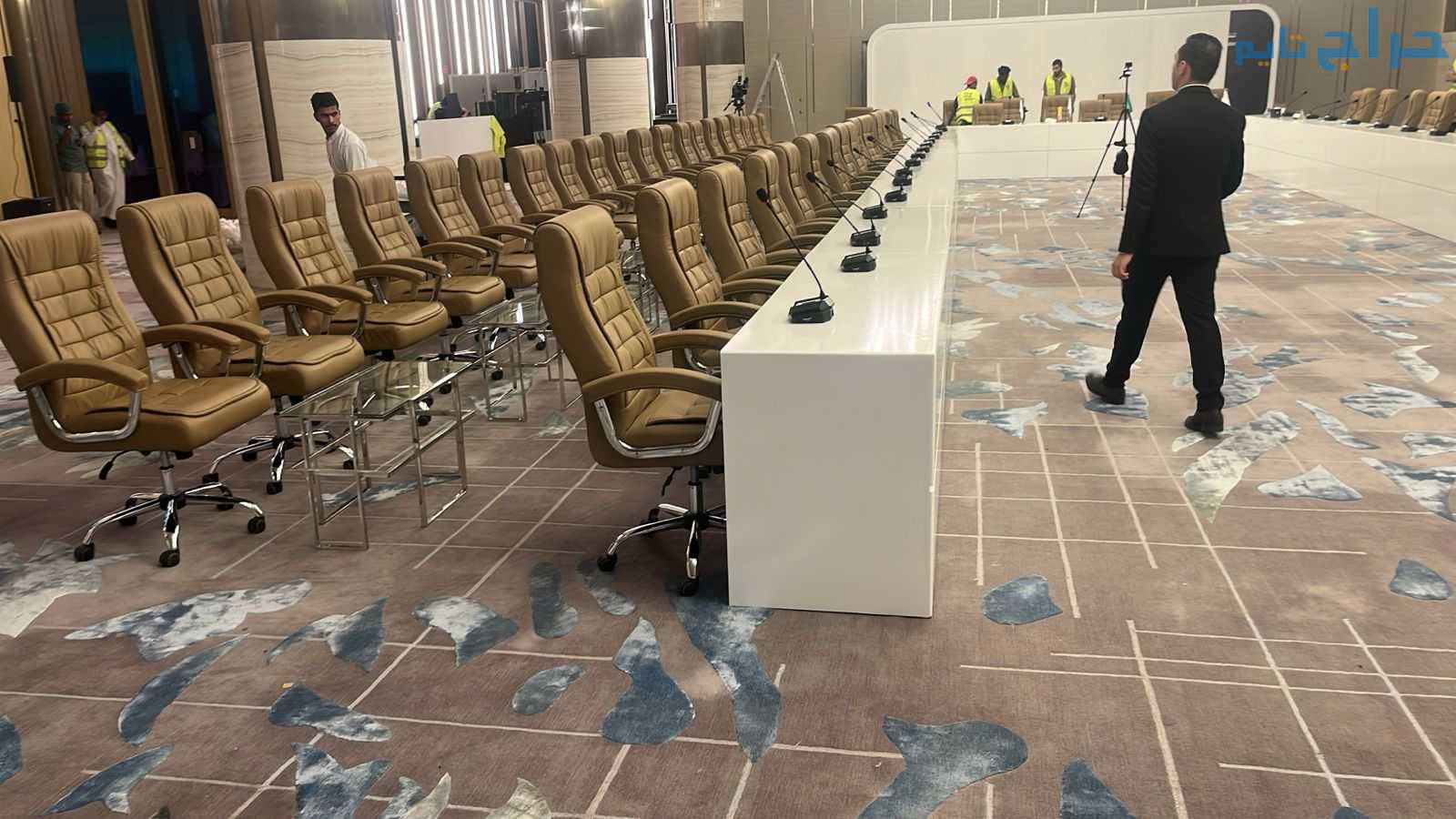 تأجير كنب جلد أبيض ، طاولات طعام مع كراسي ، طاولات...